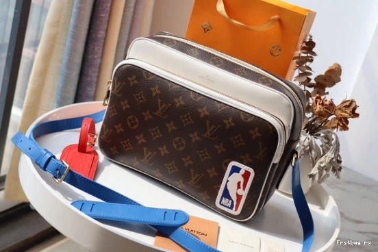First bag ru VUITTON LOUIS LVXNBA MESSENGER NIL 0711
